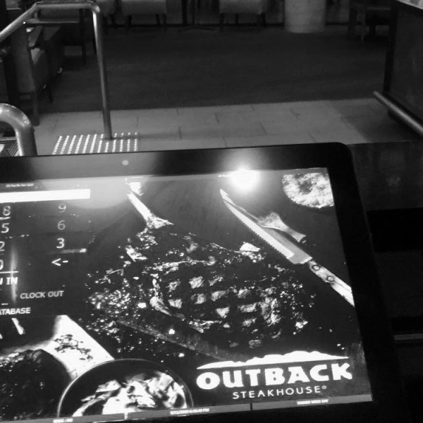 HOSTESS: UM TRABALHO OU UMA VOCAÇÃO&nbsp;DIVINA?